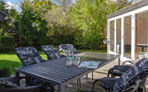 Elisabeth - 400M from the Sea: Piscine, Mobilier De Jardin, Meubles, Recours, Dalle, Eco Hôtel, Ombre, Chaise, Loisir, Biens