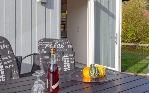 Elisabeth - 400M from the Sea: Piscine, Mobilier De Jardin, Meubles, Recours, Dalle, Eco Hôtel, Ombre, Chaise, Loisir, Biens