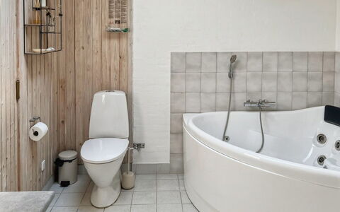 Ila - 500M from the Sea: Salle De Bains, Luminaire Plomberie, Sol, Design Intérieur, Sol, Toilette, Siège De Toilette, Robinet, Évier, Plomberie