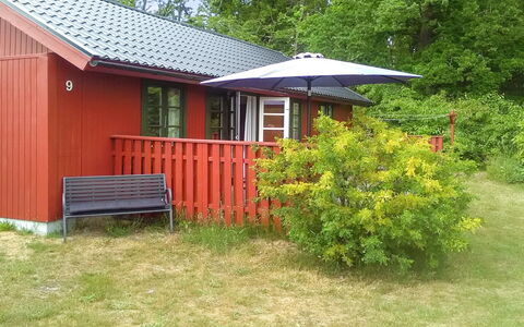Alde - 300M from the Sea: Chalet, Pelouse, Jardin, Arrière-Cour, Cour, Ombre, Batiments Jardin, Mobilier De Jardin, Dur, Tache De Bois