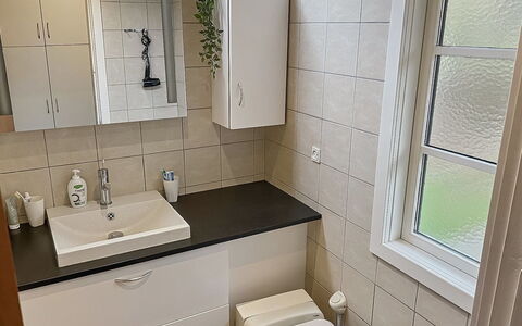 Alde - 300M from the Sea: Lavabo, Luminaire Plomberie, Évier, Salle De Bains, Armoire De Toilette, Cabinetry, Sol, Design Intérieur, Robinet, Sol