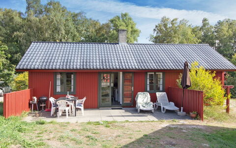 Loke - 300M from the Sea: Bois, Maison, Chalet, Domicile, Toit, Zone Rurale, Siding, Cabane En Rondins, Batiments Jardin, Dur