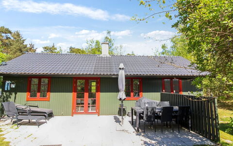 Franzine - 200M from the Sea: Chalet, Jardin, Siding, Batiments Jardin, Ombre, Cour, Arrière-Cour, Pelouse, Ferme, Aménagement Paysager