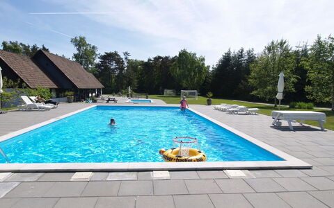 Franzine - 200M from the Sea: Chalet, Jardin, Siding, Batiments Jardin, Ombre, Cour, Arrière-Cour, Pelouse, Ferme, Aménagement Paysager