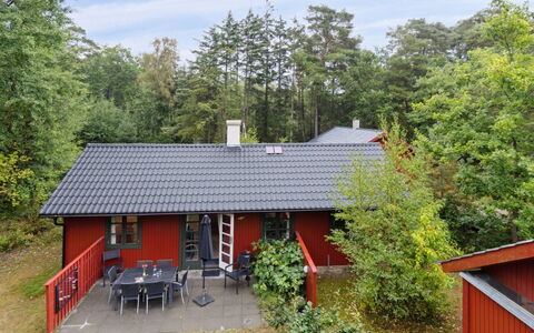 Nahuel - 200M from the Sea: Arbre, Bois, Maison, Chalet, Arbuste, Toit, Domicile, Zone Rurale, Batiments Jardin, Jardin