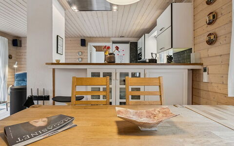 Nahuel - 200M from the Sea: Meubles, Design Intérieur, Sol, Bois, Sol, Plafond, Luminaire, Cuisine, Comptoir, Pièce