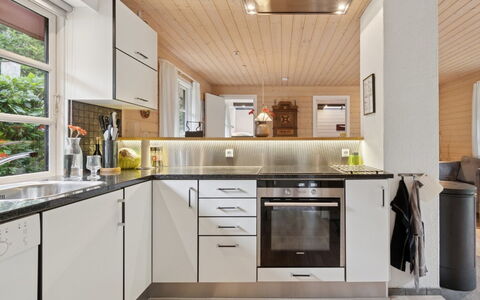 Nahuel - 200M from the Sea: Cuisine, Comptoir, Appareil De Cuisine, Sol, Design Intérieur, Principaux Appliance, Bois, Cabinetry, Meubles, Plafond