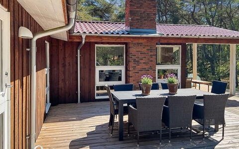 Gaja - 1Km from the Sea: Bois, Porche, Meubles, Tache De Bois, Domicile, Porte, Mobilier De Jardin, Dur, Sol, Plate-Forme