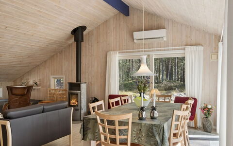 Sylvia - 900M from the Sea: Meubles, Sol, Design Intérieur, Bois, Plafond, Sol, Salon, Pièce, Parquet, Chaise