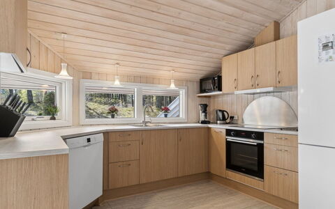 Sylvia - 900M from the Sea: Design Intérieur, Bois, Sol, Plafond, Cuisine, Comptoir, Sol, Pièce, Luminaire, Cabinetry