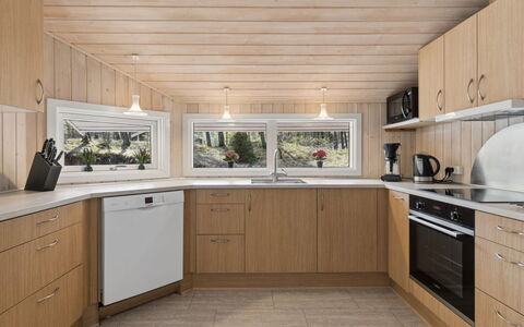 Sylvia - 900M from the Sea: Sol, Cuisine, Bois, Design Intérieur, Comptoir, Plafond, Sol, Cabinetry, Pièce, Tache De Bois