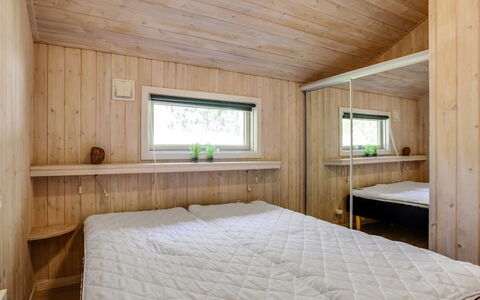 Sylvia - 900M from the Sea: Design Intérieur, Sol, Sol, Bois, Plafond, Chambre, Pièce, Lit, Meubles, Éclairage