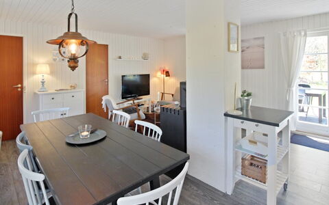 Ronja - 300M from the Sea: Meubles, Design Intérieur, Sol, Bois, Sol, Plafond, Chaise, Table Cuisine Et Salle A Manger, Table, Salle À Manger