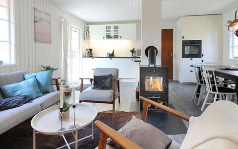 Ronja - 300M from the Sea: Meubles, Sol, Design Intérieur, Sol, Bois, Salon, Parquet, Pièce, Plafond, Canapé