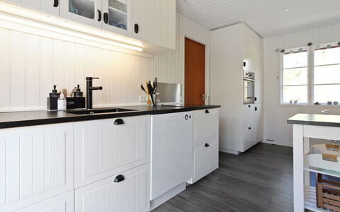 Ronja - 300M from the Sea: Bois, Cuisine, Cabinetry, Comptoir, Appareil De Cuisine, Placard, Tiroir, Principaux Appliance, Dur, Électroménager