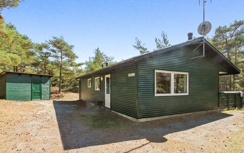 Michel - 300M from the Sea: Bois, Maison, Chalet, Domicile, Toit, Zone Rurale, Siding, Cabane En Rondins, Batiments Jardin, Dur