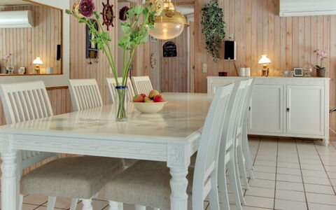 Minka - 1.5Km from the Sea: Meubles, Design Intérieur, Sol, Table, Salle À Manger, Bois, Luminaire, Lustre, Chaise, Table Cuisine Et Salle A Manger