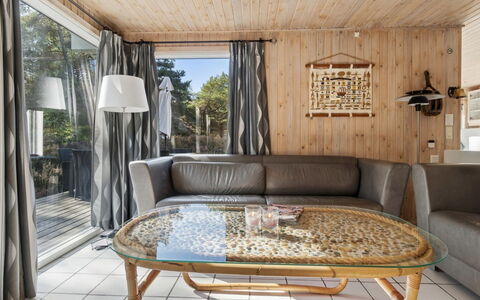Minka - 1.5Km from the Sea: Meubles, Bois, Sol, Design Intérieur, Sol, Canapé, Plafond, Salon, Domicile, Pièce