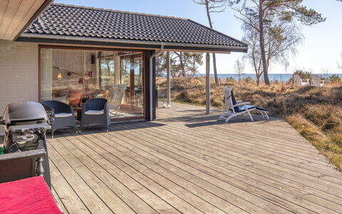 Unto - 25M from the Sea: Maison, Chalet, Toit, Batiments Jardin, Ombre, Cabanon, Arrière-Cour, Mobilier De Jardin, Cour, Pelouse