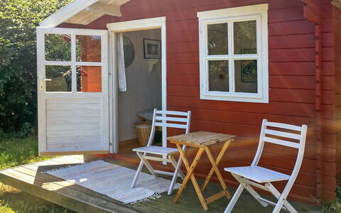 Hannele - 200M from the Sea: Maison, Chalet, Toit, Batiments Jardin, Ombre, Cabanon, Arrière-Cour, Mobilier De Jardin, Cour, Pelouse
