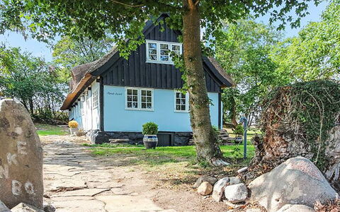 Nyyrikki - 100M from the Sea: Toit, Maison, Lot Terre, Domicile, Chalet, Biens, Batiments Jardin, Ombre, Cabane En Rondins, Aménagement Paysager