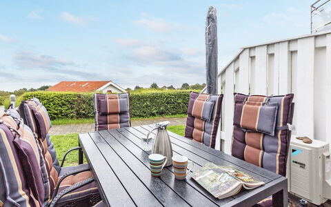 Frederique - 400M from the Sea: Bois, Maison, Chalet, Domicile, Toit, Zone Rurale, Siding, Cabane En Rondins, Batiments Jardin, Dur