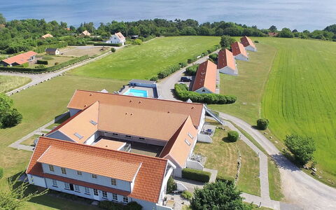 Frederique - 400M from the Sea: Bois, Maison, Chalet, Domicile, Toit, Zone Rurale, Siding, Cabane En Rondins, Batiments Jardin, Dur