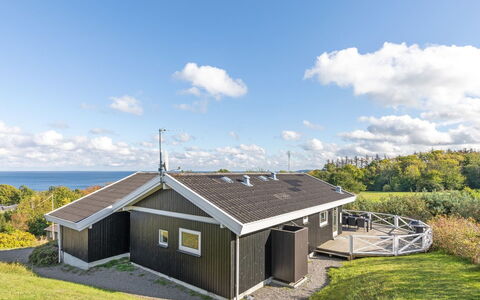 Tjelle - 300M from the Sea: Toit, Domicile, Porte, Chalet, Ombre, Siding, Cour, Biens, Arrière-Cour