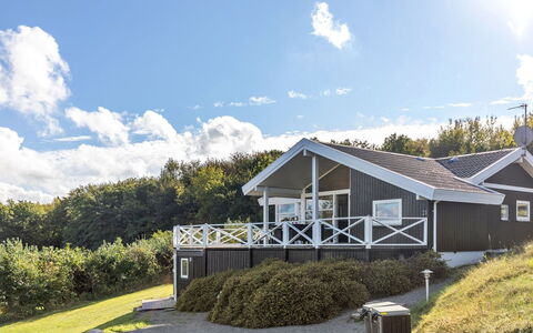 Tjelle - 300M from the Sea: Toit, Domicile, Porte, Chalet, Ombre, Siding, Cour, Biens, Arrière-Cour