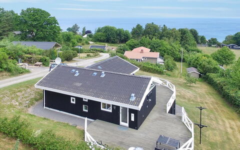 Tjelle - 300M from the Sea: Toit, Domicile, Porte, Chalet, Ombre, Siding, Cour, Biens, Arrière-Cour