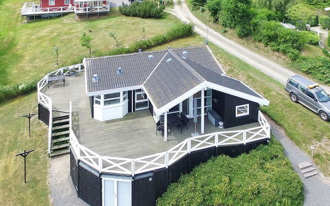 Tjelle - 300M from the Sea: Toit, Domicile, Porte, Chalet, Ombre, Siding, Cour, Biens, Arrière-Cour