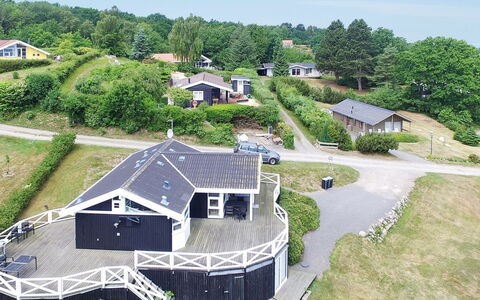 Tjelle - 300M from the Sea: Toit, Domicile, Porte, Chalet, Ombre, Siding, Cour, Biens, Arrière-Cour