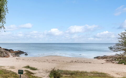Tjelle - 300M from the Sea: Toit, Domicile, Porte, Chalet, Ombre, Siding, Cour, Biens, Arrière-Cour