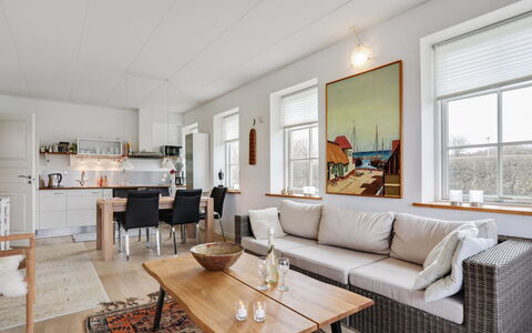Hunter - 400M from the Sea: Jour, Bâtiment, Zone Urbaine, Zone Métropolitaine, Ville, Appartement, Quartier, Métropole, Skyscraper