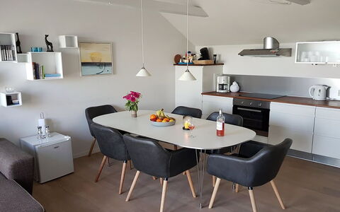 Thorsten - 500M from the Sea: Bois, Maison, Toit, Architecture, Domicile, Porte, Chalet, Siding, Batiments Jardin, Conception