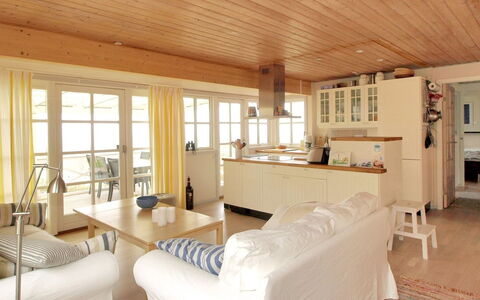 Iikka - 300M from the Sea: Bois, Maison, Chalet, Domicile, Toit, Zone Rurale, Siding, Cabane En Rondins, Batiments Jardin, Dur