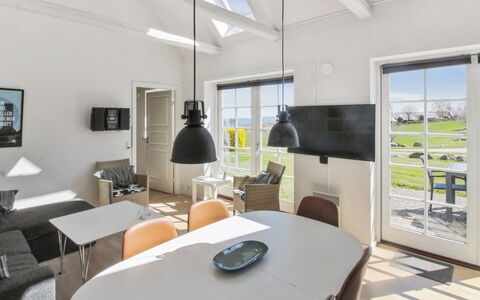 Tinne - 400M from the Sea: Meubles, Design Intérieur, Sol, Plafond, Sol, Chaise, Luminaire, Pièce, Table Cuisine Et Salle A Manger, Salon