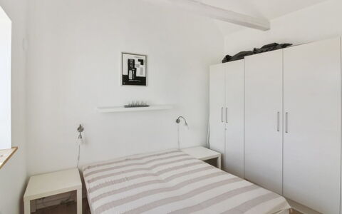 Tinne - 400M from the Sea: Meubles, Lit, Design Intérieur, Chambre, Mur, Sol, Sol, Literie, Drap De Lit, Bois