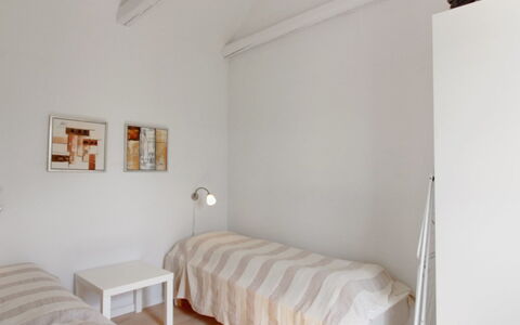 Tinne - 400M from the Sea: Lit, Design Intérieur, Chambre, Sol, Mur, Sol, Meubles, Bois, Plafond, Drap De Lit