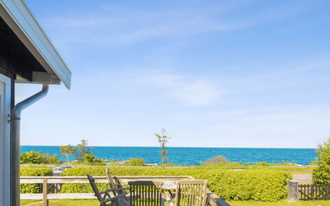Fabine - 50M from the Sea: Toit, Maison, Domicile, Chalet, Siding, Biens, Allée, Batiments Jardin, Cour, Cabanon