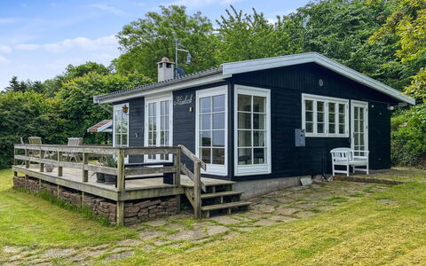 Fabine - 50M from the Sea: Toit, Maison, Domicile, Chalet, Siding, Biens, Allée, Batiments Jardin, Cour, Cabanon