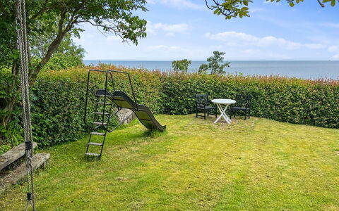Fabine - 50M from the Sea: Toit, Maison, Domicile, Chalet, Siding, Biens, Allée, Batiments Jardin, Cour, Cabanon