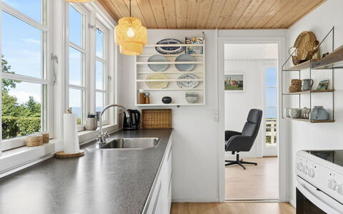 Fabine - 50M from the Sea: Cuisine, Design Intérieur, Comptoir, Meubles, Sol, Bois, Plafond, Appareil De Cuisine, Cabinetry, Sol