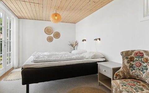 Fabine - 50M from the Sea: Lit, Meubles, Design Intérieur, Chambre, Mur, Sol, Sol, Bois, Plafond, Literie