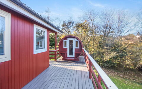 Ebertina - 500M from the Sea: Maison, Chalet, Toit, Batiments Jardin, Ombre, Cabanon, Arrière-Cour, Mobilier De Jardin, Cour, Pelouse