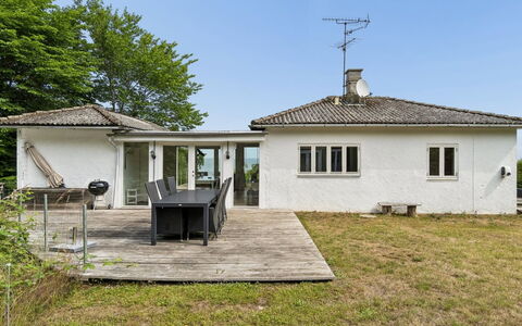 Ensio - 150M from the Sea: Bâtiment, Fenêtre, Maison, Toit, Domicile, Porte, Zone Résidentielle, Chalet, Lot Terre, Biens