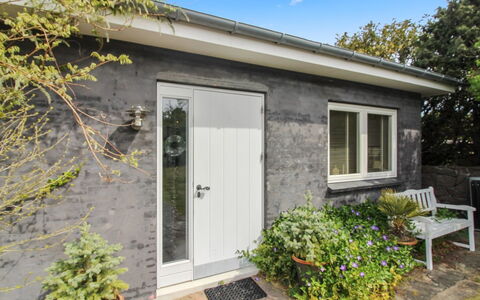 Ullamaj - 30M from the Sea: Bois, Maison, Chalet, Domicile, Toit, Zone Rurale, Siding, Cabane En Rondins, Batiments Jardin, Dur