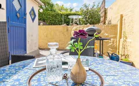 Alea - 200M from the Sea: Toit, Maison, Lot Terre, Domicile, Chalet, Biens, Batiments Jardin, Ombre, Cabane En Rondins, Aménagement Paysager