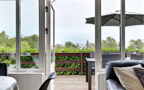 Voitto - 150M from the Sea: Toit, Maison, Lot Terre, Domicile, Chalet, Biens, Batiments Jardin, Ombre, Cabane En Rondins, Aménagement Paysager