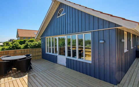 Voitto - 150M from the Sea: Toit, Maison, Lot Terre, Domicile, Chalet, Biens, Batiments Jardin, Ombre, Cabane En Rondins, Aménagement Paysager